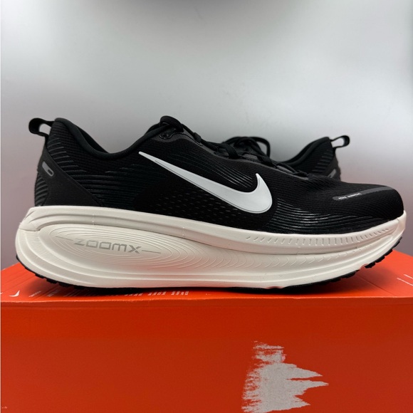 Nike Vomero 18 Wide Black Summit White BRAND NEW Size 10.5 - Picture 2 of 8